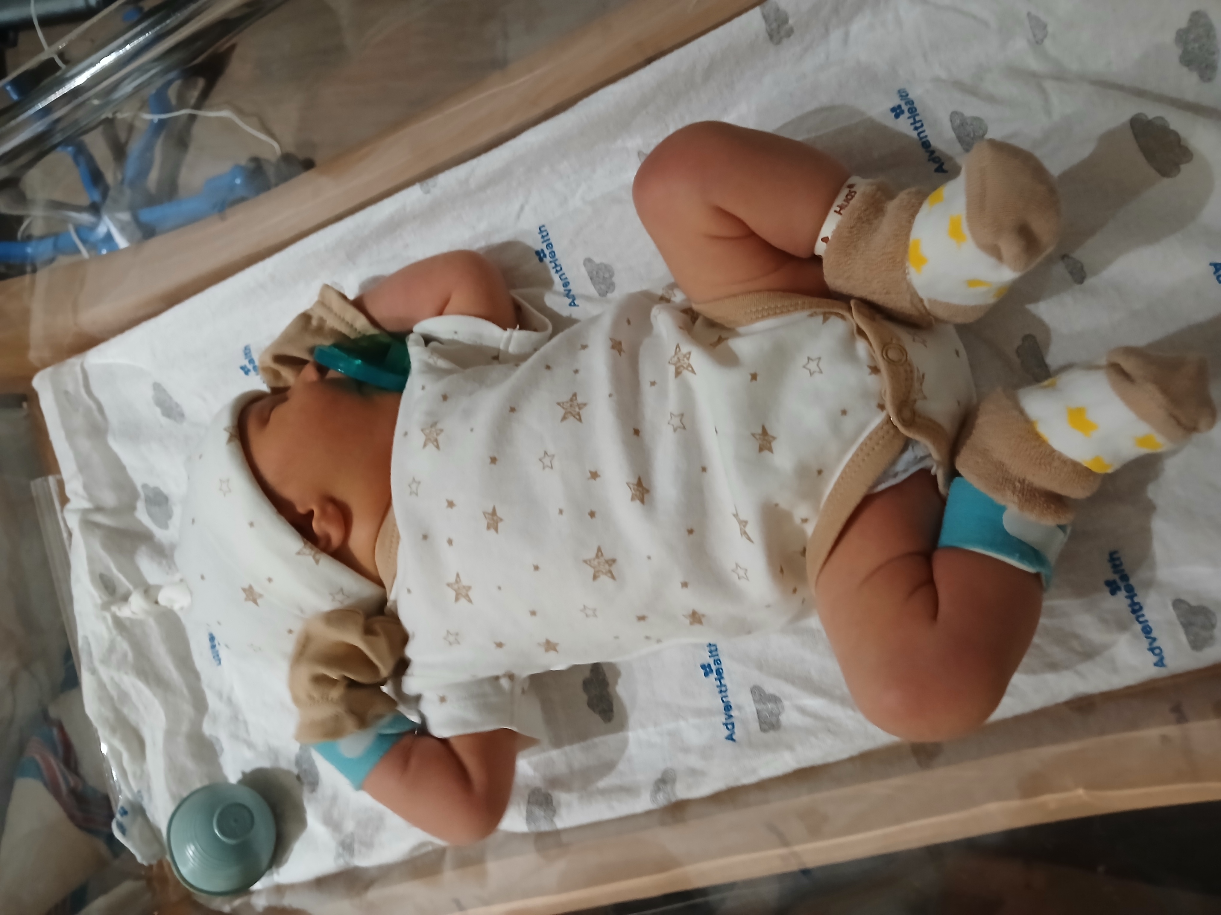 Showing off those muscles just like Daddy!